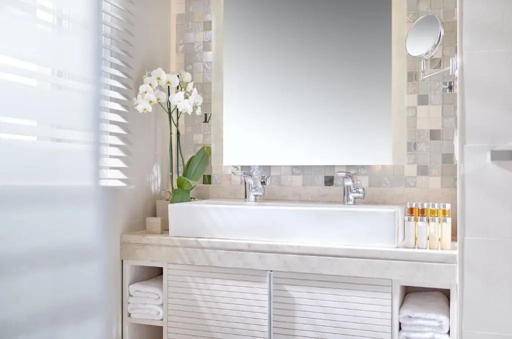 Helles Badezimmer mit großem Spiegel und eleganten Details