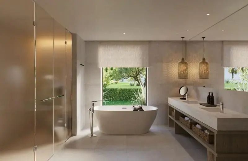 Luxusbadezimmer mit freistehender Badewanne und großer Fensterfront im IKOS Kissamos