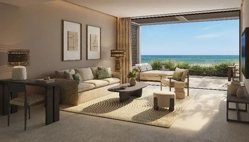 Wohnbereich mit Meerblick und stilvollem Interieur in der Deluxe Suite des IKOS Kissamos