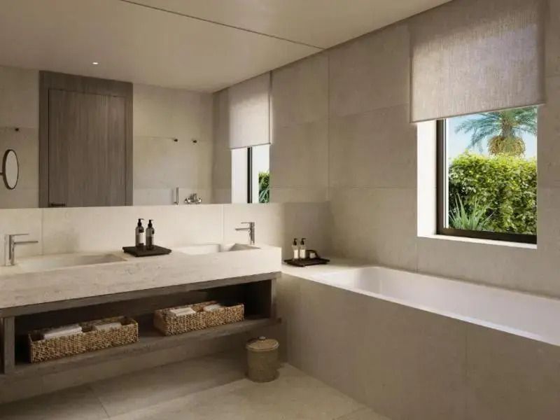Modernes Badezimmer mit Badewanne und großem Spiegel