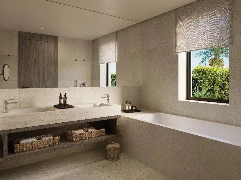 Modernes Badezimmer mit eleganter Ausstattung, einem großen Spiegel und natürlichem Licht.