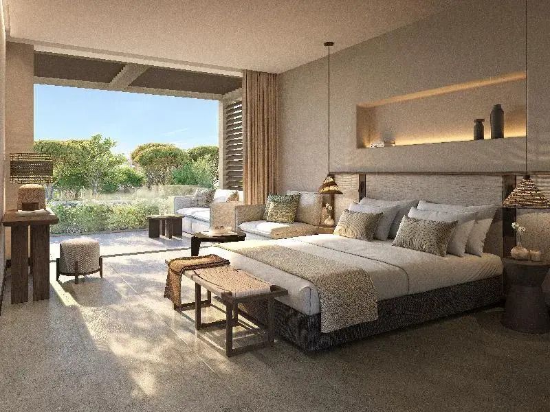 Helles Doppelzimmer mit Balkon, Blick auf Garten und stilvolle Einrichtung.