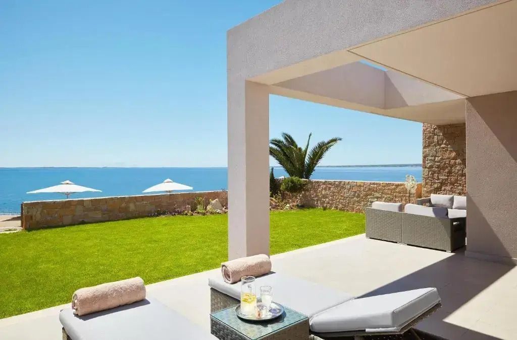 Luxuriöse Terrasse mit Liegen und Blick auf den Ozean