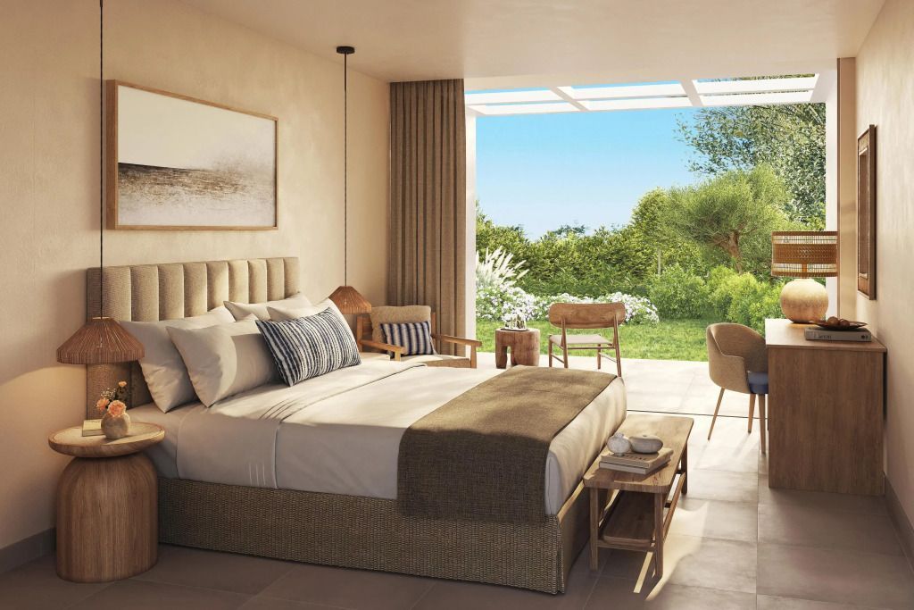 Geräumiges Zimmer mit Doppelbett und Gartenblick durch große Fenster.