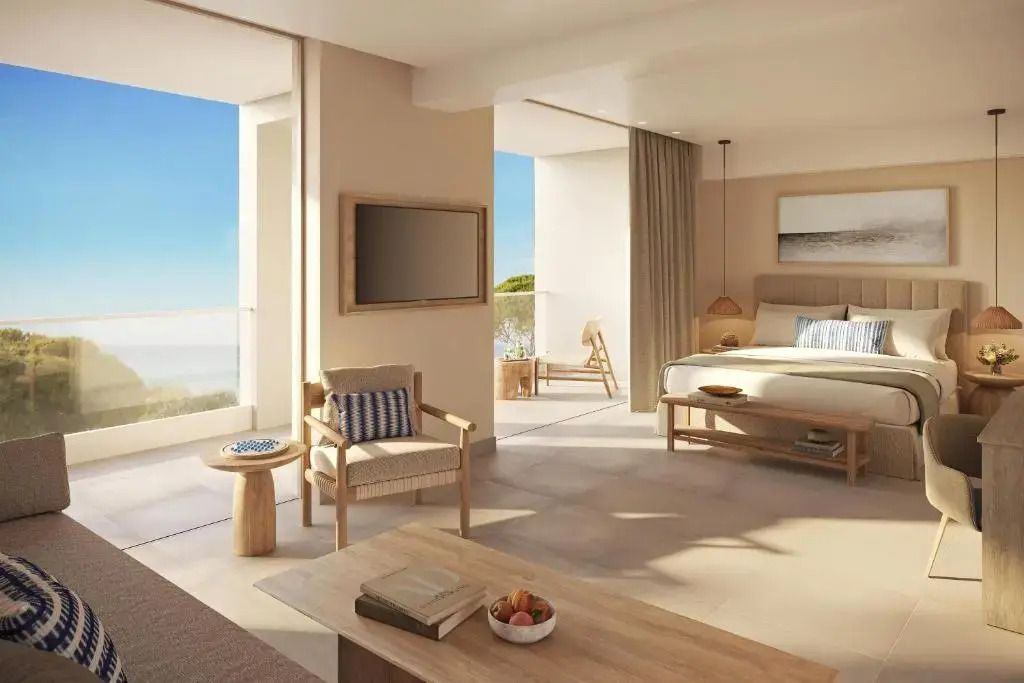 Helles Zimmer mit Meerblick, modernem Doppelbett und stilvollem Interieur