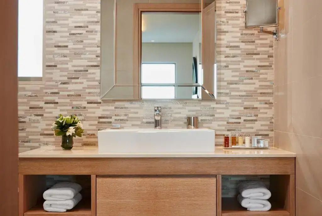 Modernes Badezimmer mit stilvoller Mosaikwand und eleganter Ausstattung