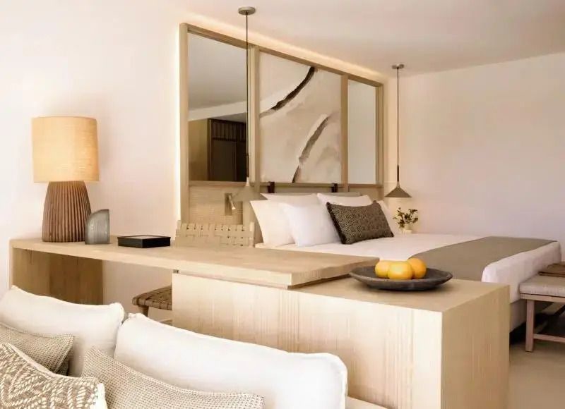 Modernes Zimmerdesign mit Holzdetails und Doppelbett