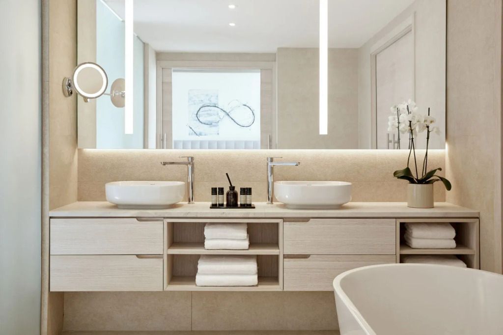Modernes Badezimmer mit Doppelwaschbecken und eleganter Beleuchtung