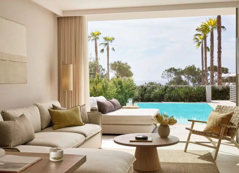 Suite mit privatem Pool und Blick auf das Meer und Palmen im Hintergrund