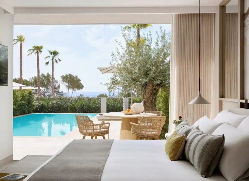 Luxus-Schlafzimmer mit Pool und Meerblick sowie elegantem Interieur