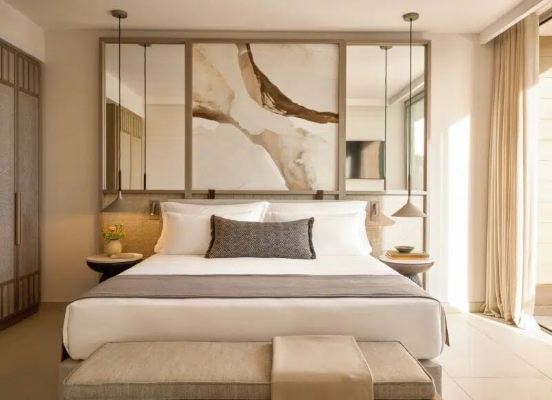 Schlafzimmer mit stilvollem Doppelbett und moderner Kunst an der Wand