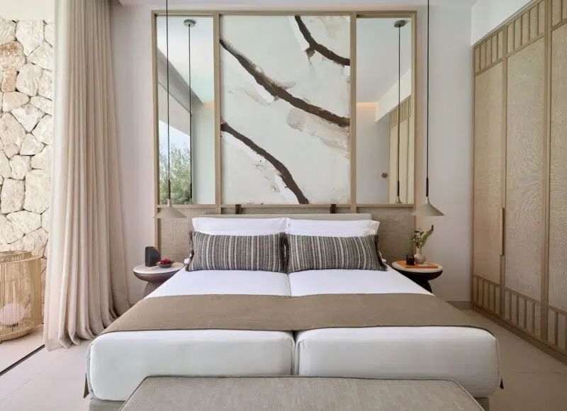 Luxuriöses Schlafzimmer mit moderner Kunst an der Wand und Blick auf die Terrasse
