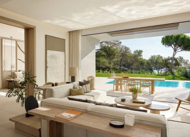 Elegante Wohnbereich mit offener Sicht auf Pool und Garten