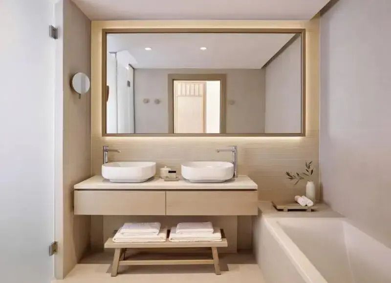 Modernes Badezimmer mit zwei Waschbecken und einem großen Spiegel