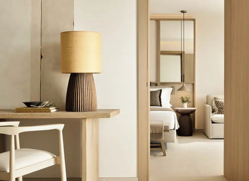 Schreibtisch und Lampenbereich in einem stilvollen Hotelzimmer.