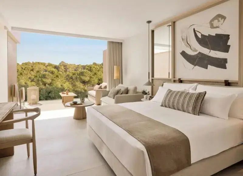 Helles Superior Doppelzimmer mit Doppelbett und Blick auf die Natur