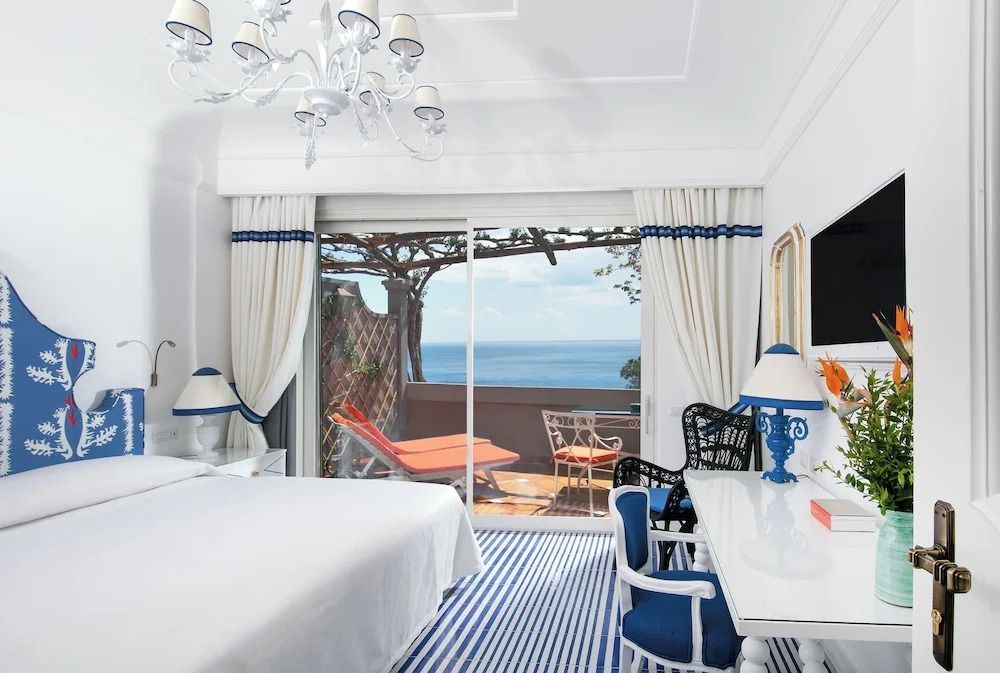 Elegantes Deluxe Zimmer mit Meerblick, helles Interieur mit blauen Akzenten