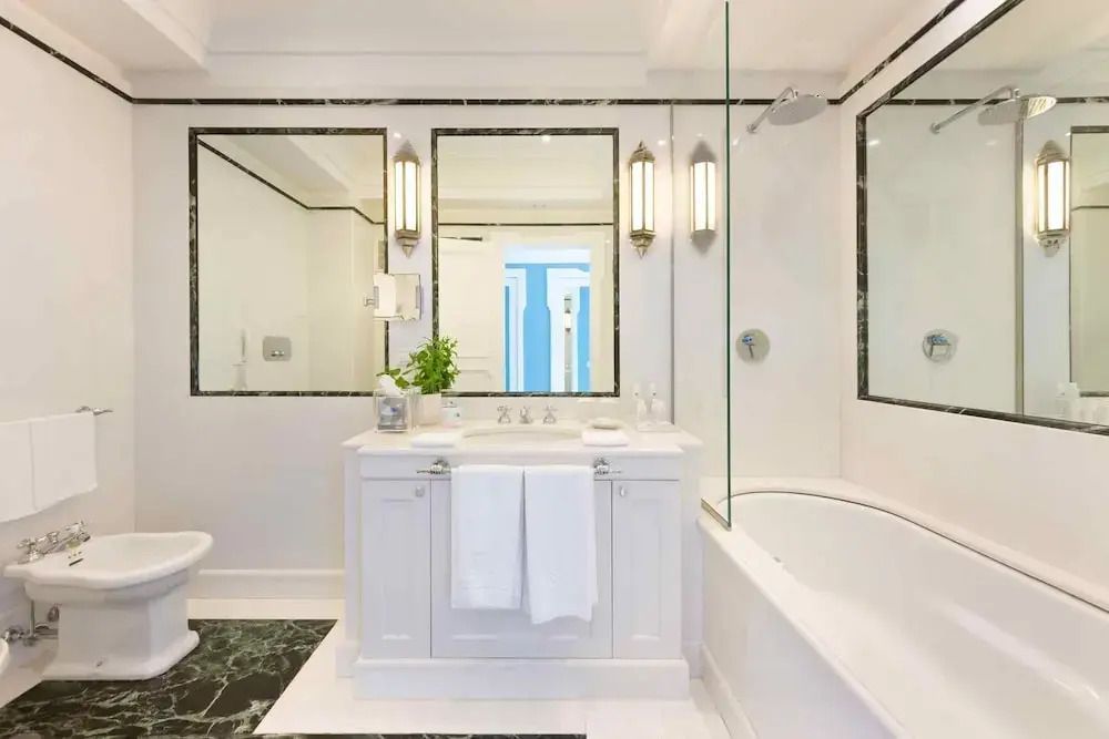 Modernes Badezimmer mit Badewanne und großer Spiegelwand