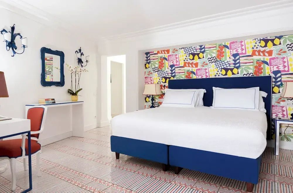 Geräumiges Zimmer mit modernem Kunstwerk und komfortablem Bett