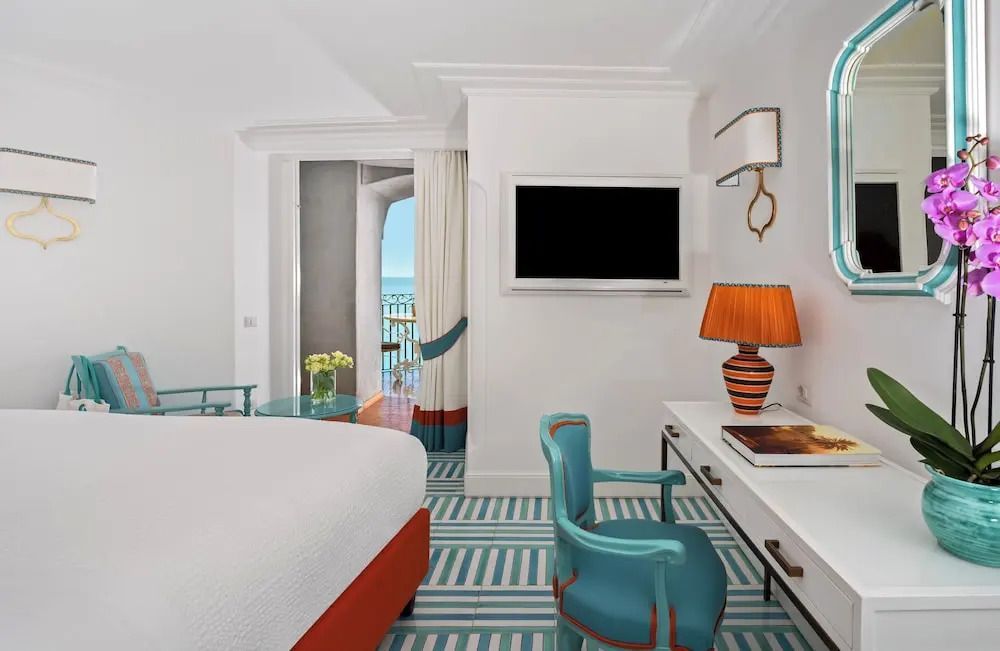 Deluxe Zimmer mit pastelligen Akzenten und Balkon mit Sicht