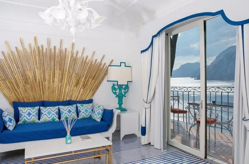 Helles Zimmer mit mediterraner Dekoration und Meerblick von der Terrasse