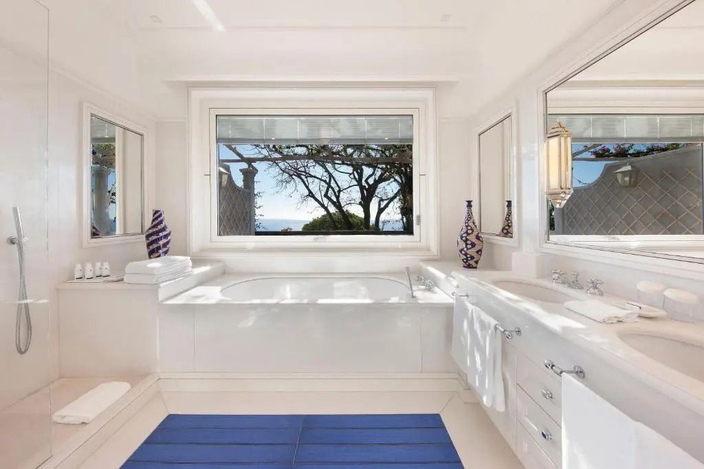 Modernes Badezimmer mit großer Badewanne und Meerblick durch Fenster