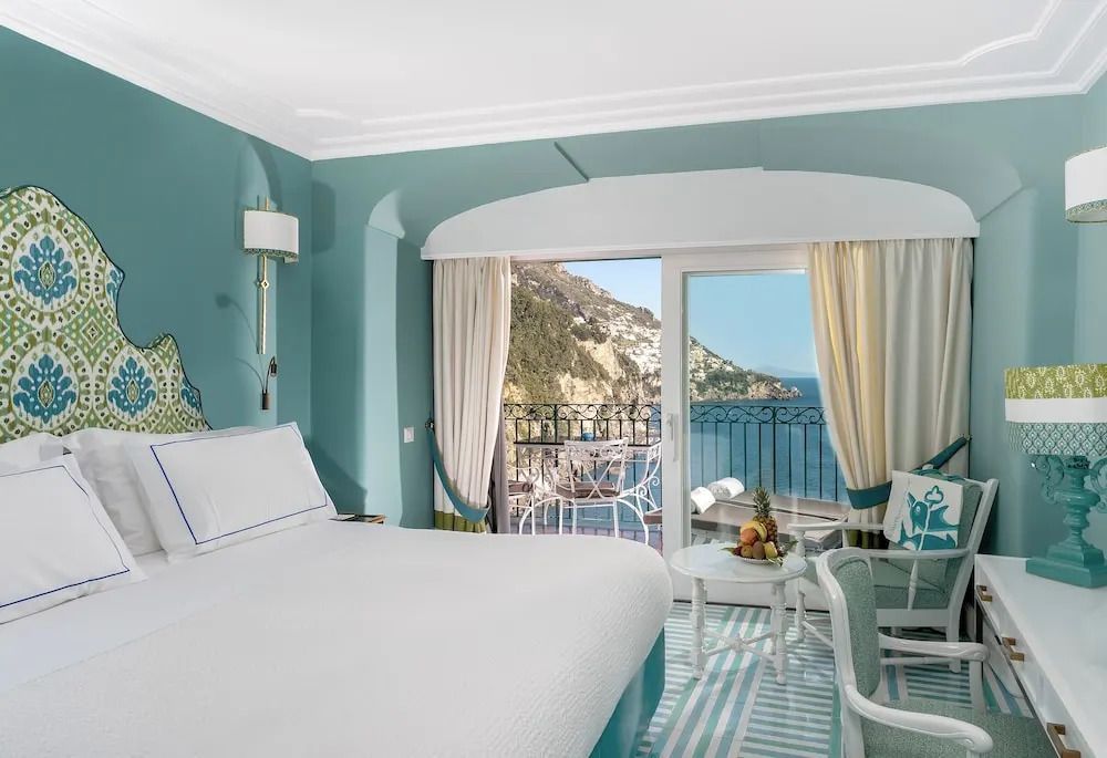 Geräumiges, stilvolles Zimmer mit Meerblick und eleganter Einrichtung.