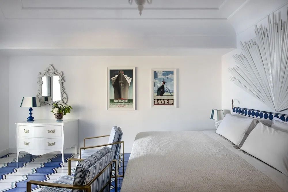 Modernes Zimmer mit stilvollen Akzenten und künstlerischen Details.
