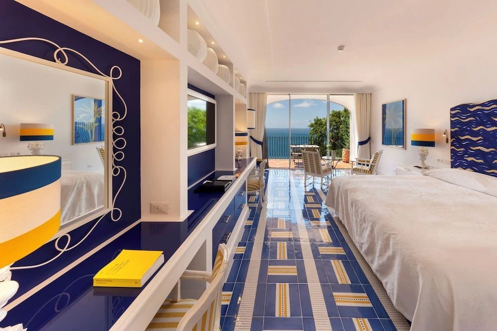 Premier Zimmer mit Meerblick und blauen Akzenten auf dekorativen Fliesen
