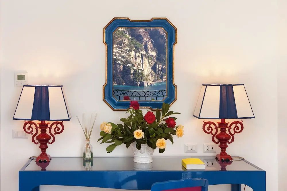Dekorativer Spiegel mit Blumenarrangement im Premier Zimmer