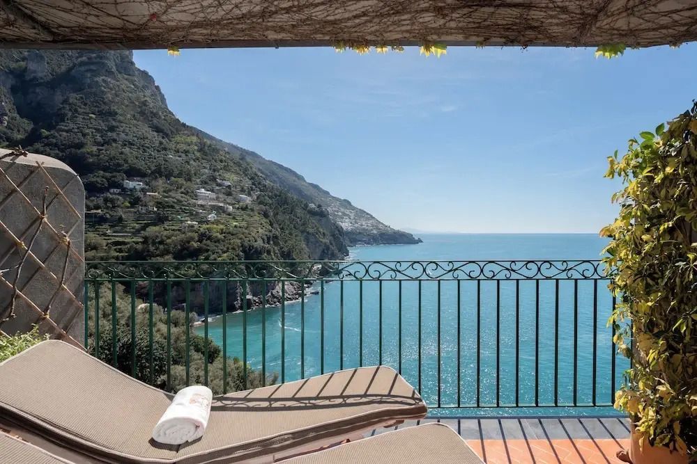 Blick von der Terrasse auf das Meer und die Küste von Positano