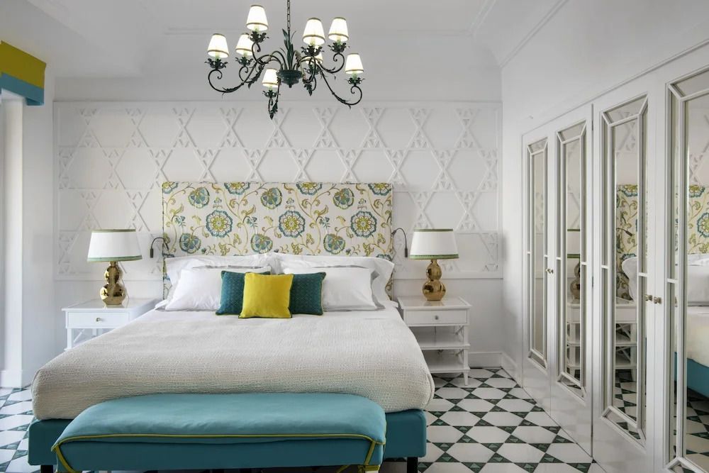 Elegantes Prestige Zimmer mit Blumenmuster, Kronleuchter und stilvollen Möbeln