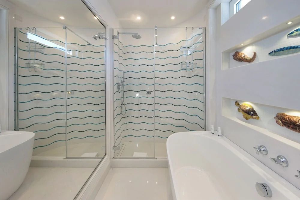 Modernes Badezimmer mit Glasdusche und Wellenmuster an der Wand