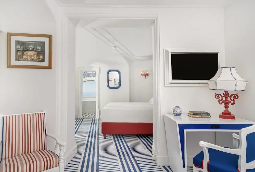 Elegantes Zimmer in Weiß und Blau mit modernem Dekor und gemütlicher Atmosphäre.
