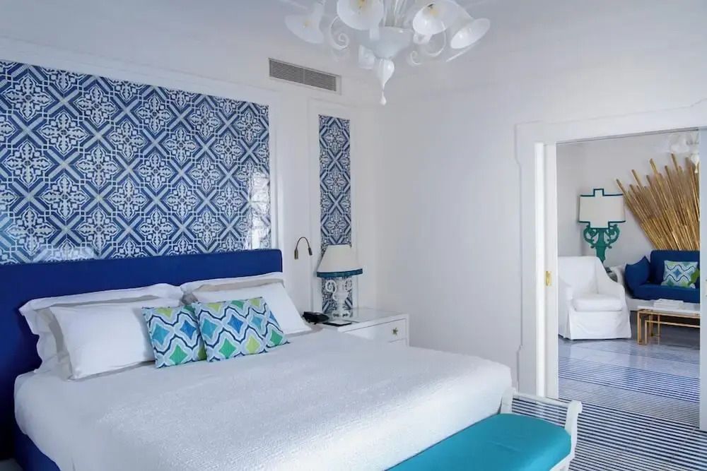 Zimmer mit blauen Akzenten und luxuriösem Design. Gemütliches Ambiente mit moderner Note.