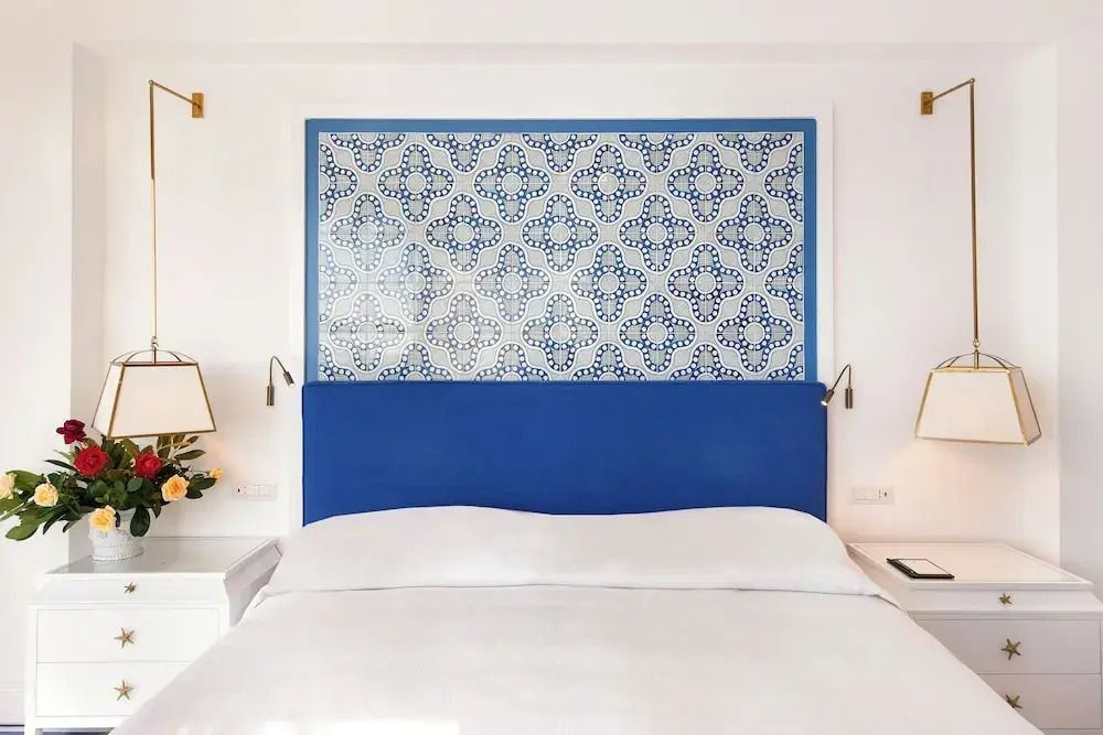 Zimmer mit elegantem blauen Kopfteils und edlem dekorativen Muster. Schlicht und edel.