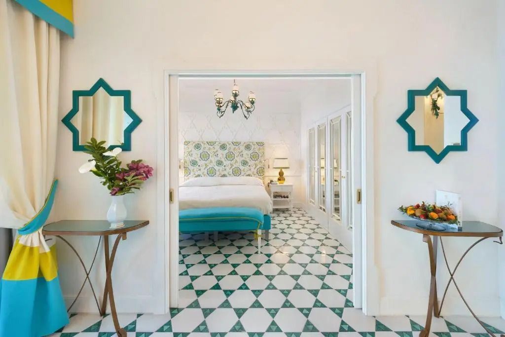 Helles Schlafzimmer in Suite mit Meerblick. Elegante Einrichtung und Fliesenboden.