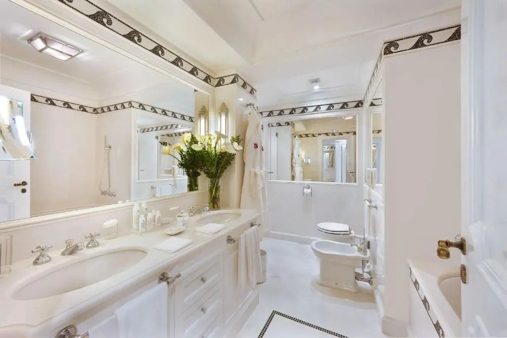 Geräumiges Badezimmer mit Doppelwaschbecken und eleganter Dekoration.