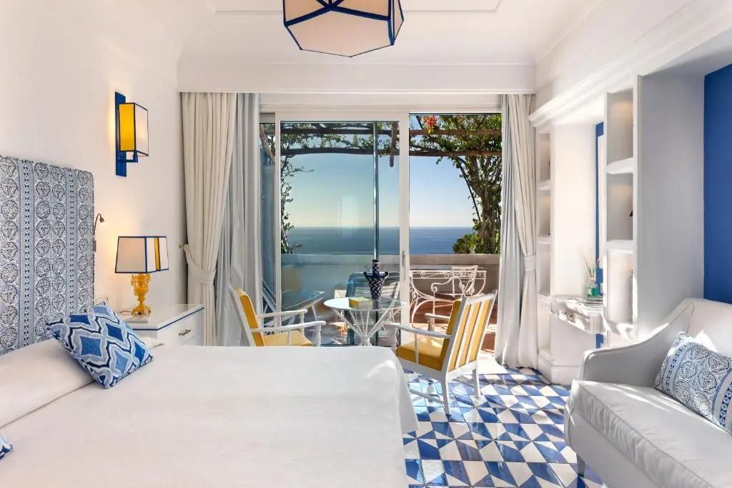 Chic eingerichtetes Zimmer mit Balkon und herrlichem Blick auf das Meer.