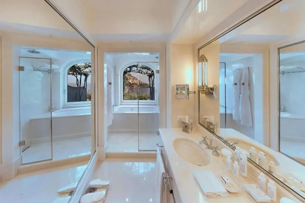 Luxuriöses Badezimmer mit Doppelwaschbecken und Blick auf die Landschaft.