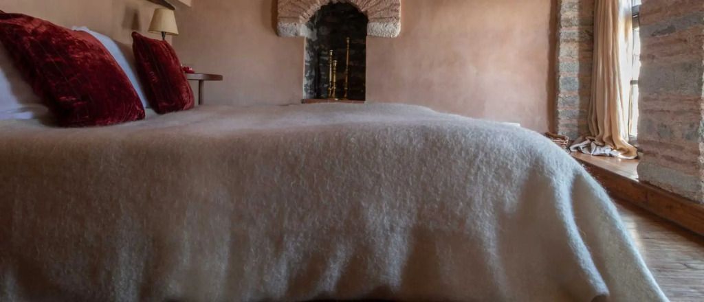 Detailansicht einer flauschigen Decke auf einem Doppelbett im Hotelzimmer