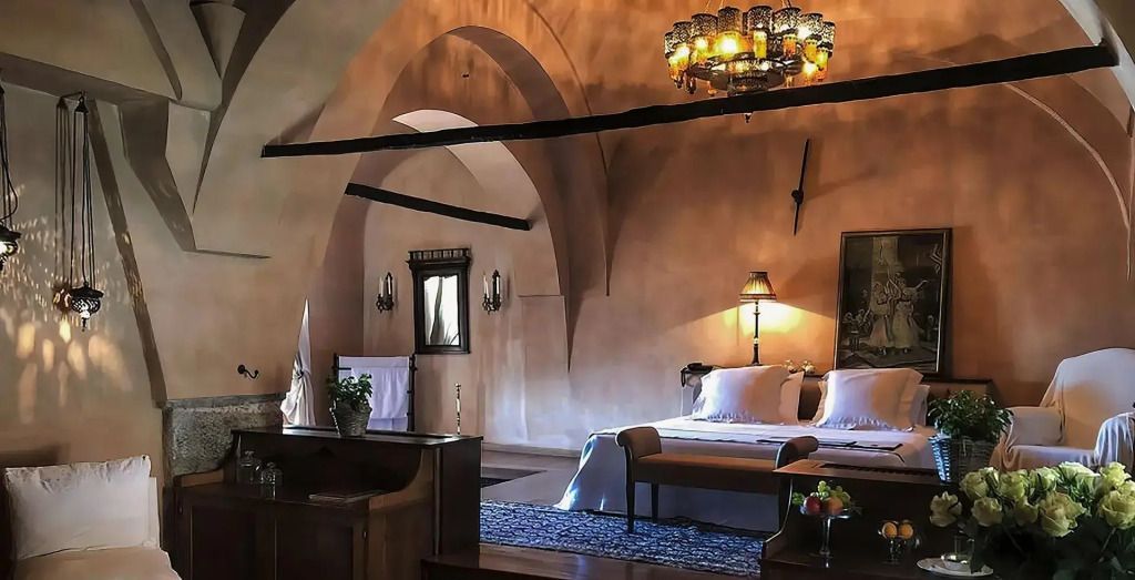Elegantes Schlafzimmer mit Doppelbett und luxuriösem Kronleuchter