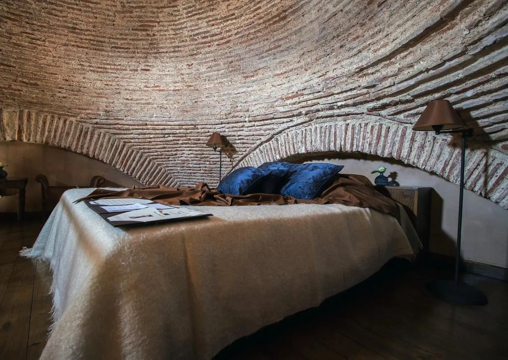 Charmantes Zimmer mit Ziegelbogengewölbe und gemütlichem Doppelbett