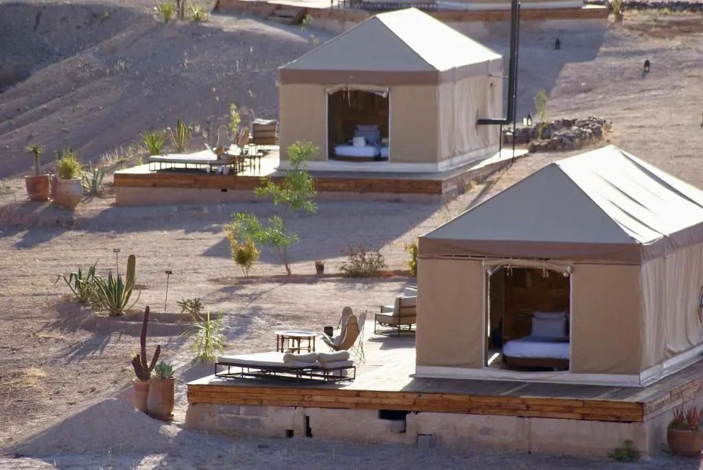 Luxuriöse Zelte in einer Wüstenlandschaft mit privaten Terrassen.