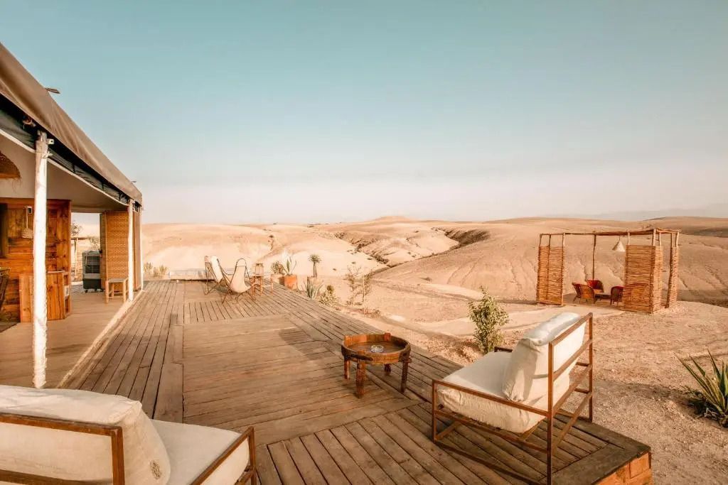 Weite Aussicht von einer holzverkleideten Terrasse in der Wüste.