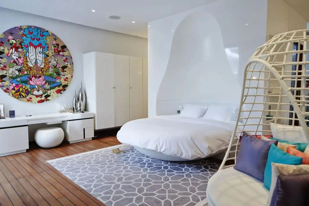 Modernes Schlafzimmer mit rundem Bett und stilvollem Dekor
