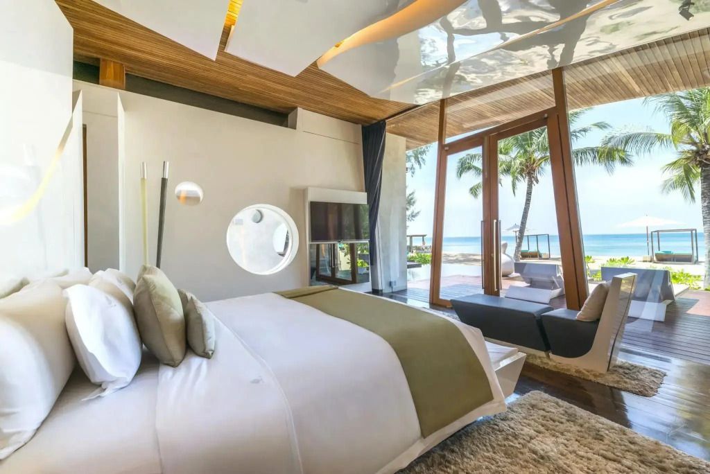 Schlafzimmer mit Meerblick und moderner Terrasse
