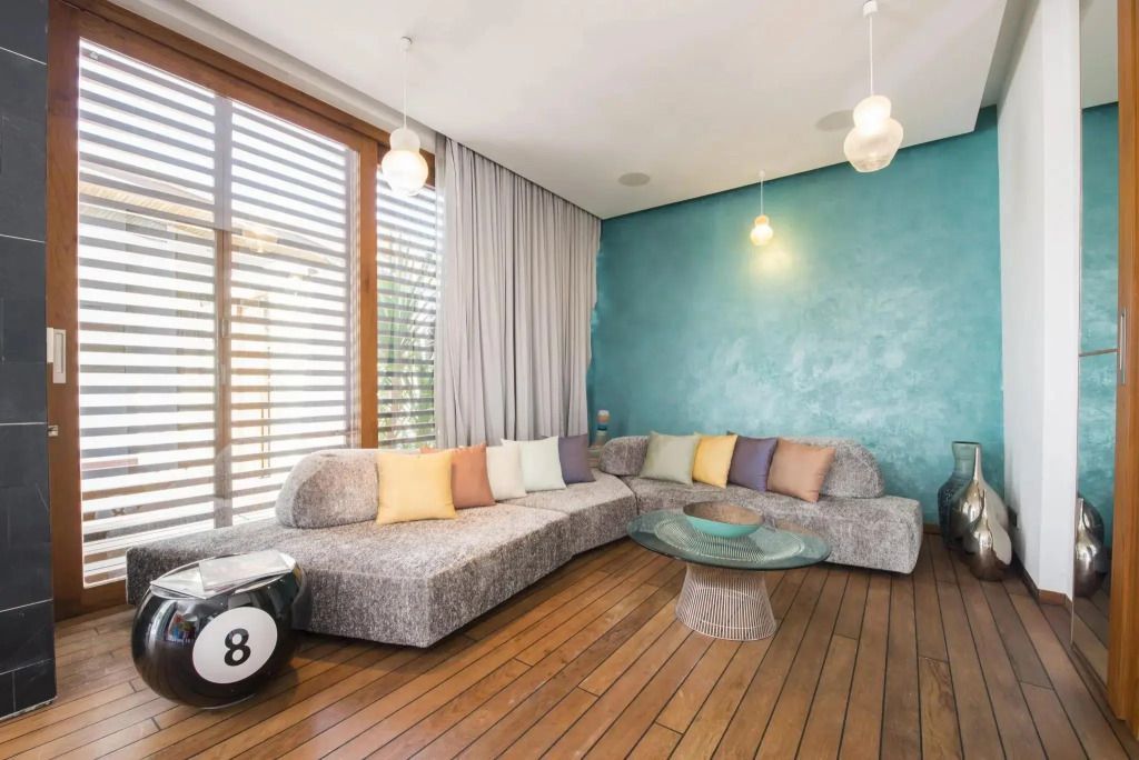 Gemütlicher Lounge-Bereich mit Sofa und Couchtisch