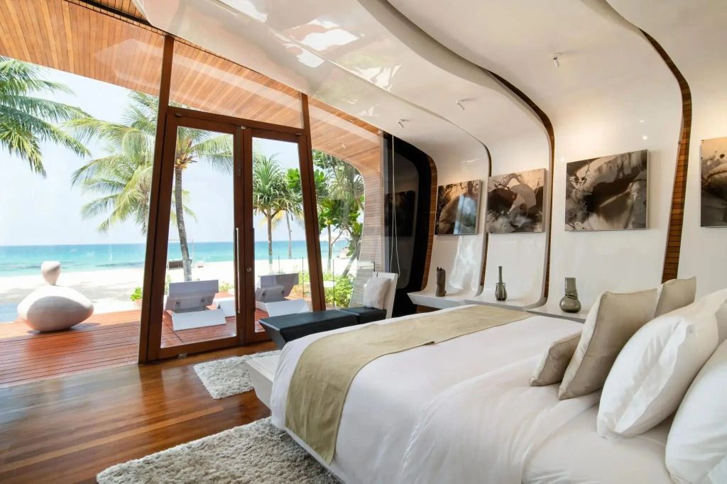 Schlafzimmer mit Terrasse und Aussicht auf Palmen und Meer