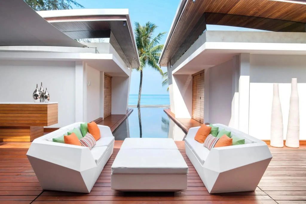 Terrassenbereich mit modernen Sofas und Blick auf das Meer